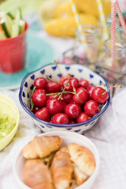 Picnic con cibo nel parco