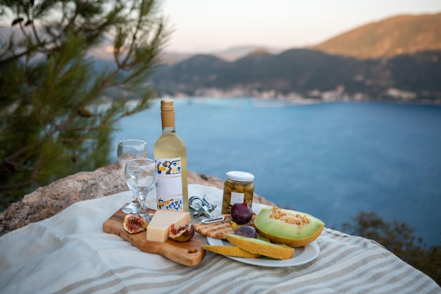 Picnic con vista sulla baia della Grecia