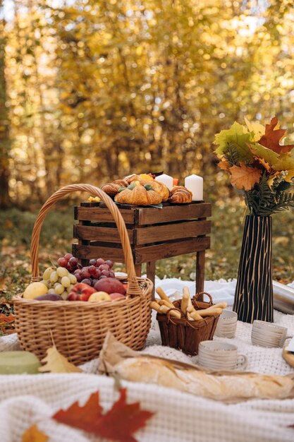 Picnic d'autunno Disponiamo la tavola per la celebrazione Dolci in natura nella foresta