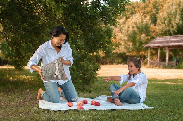 Picnic di madre e figlia nel parco con le mele