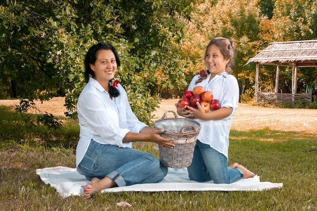 Picnic di madre e figlia nel parco con le mele