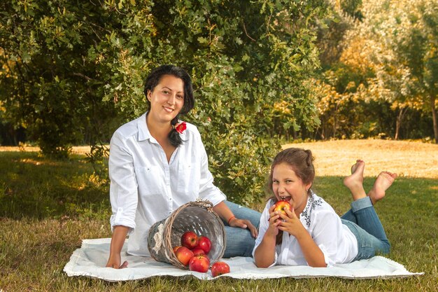 Picnic di madre e figlia nel parco con le mele