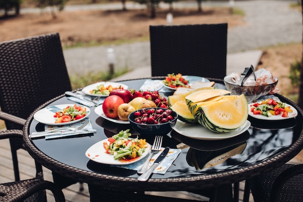 Picnic estivo all'aperto.Salad servito sui piatti.