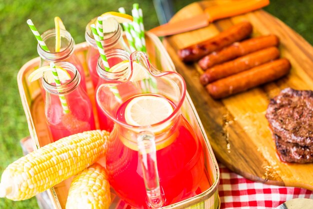 Picnic estivo con piccola griglia a carbone nel parco.