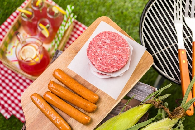 Picnic estivo con piccola griglia a carbone nel parco.