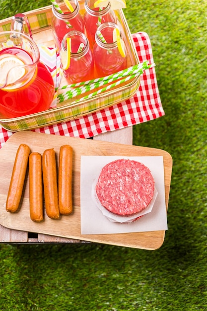 Picnic estivo con piccola griglia a carbone nel parco.