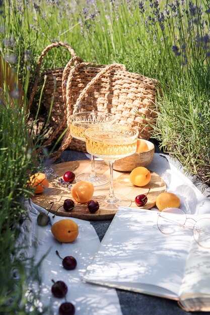 Picnic estivo su un campo di lavanda