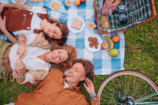 Picnic in famiglia che celebra la festa della mamma con il figlio e la figlia