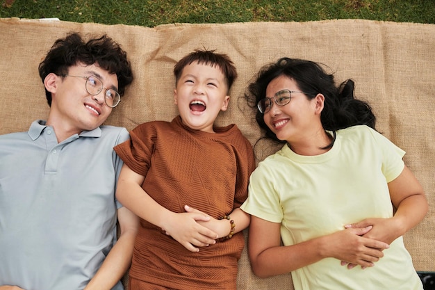 Picnic in famiglia felice