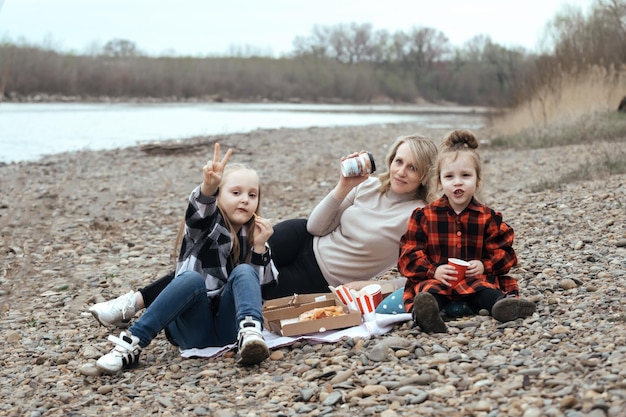 picnic in famiglia fuori città vicino al fiume mamma e due figlie