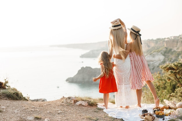 picnic in famiglia madre e bambini all'aperto