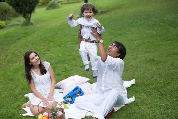 Picnic in famiglia nel parco