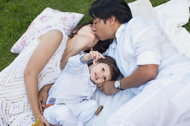 Picnic in famiglia nel parco