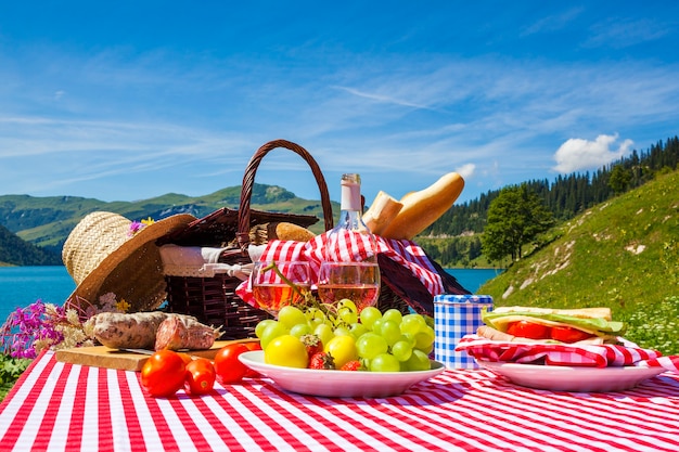 Picnic in montagne alpine francesi con lago sullo sfondo