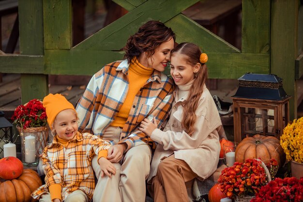 Picnic in natura nella foresta in autunno. La madre e i bambini di famiglia felici trascorrono del tempo insieme