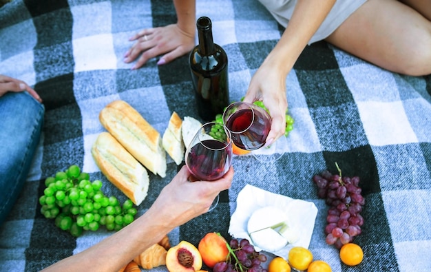 Picnic in natura ragazza che versa vino coppia innamorata della natura