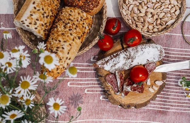 Picnic in stile boho. plaid su cui giace un cibo da picnic