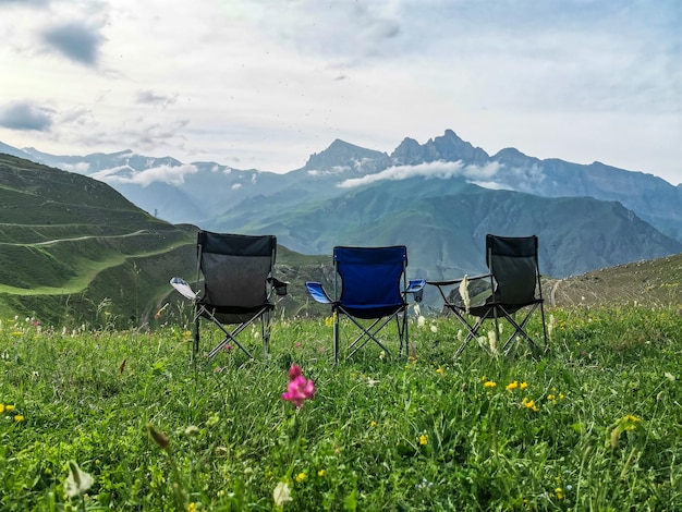 Picnic nella gola del fiume Cherek nelle vicinanze del tratto Gymyhli Caucaso giugno 2021