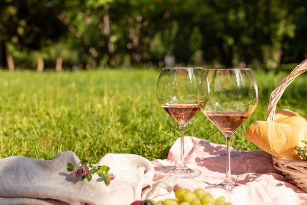 Picnic romantico con vino in un giardino estivo