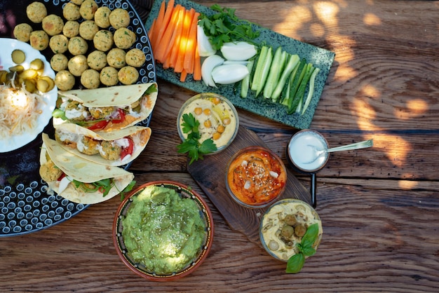 Picnic vegetariano su un tavolo di legno