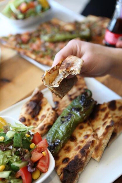 Pide al forno tradizionale turca. Pide turca, antipasti mediorientali. Cucina turca.