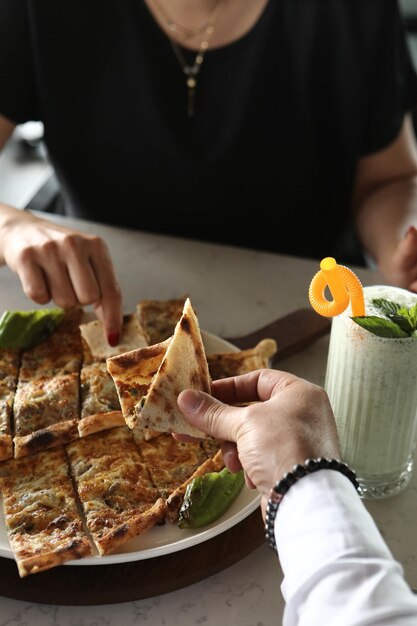 Pide al forno tradizionale turca. Pide turca, antipasti mediorientali. Cucina turca.