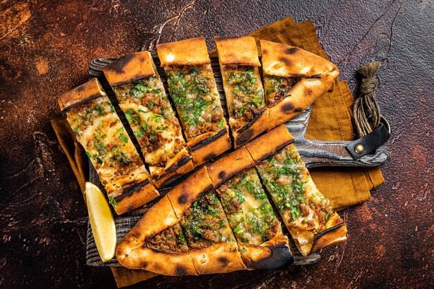 Pide al forno tradizionale turca Spuntino mediorientale Pizza turca Sfondo scuro Vista dall'alto