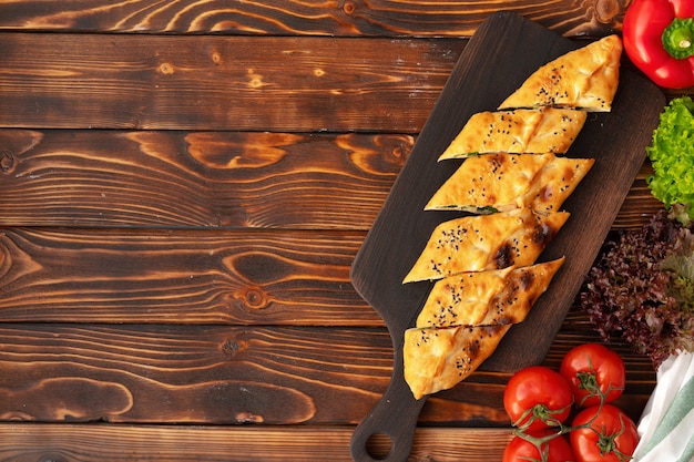Pide pane al forno turco su tavola di legno