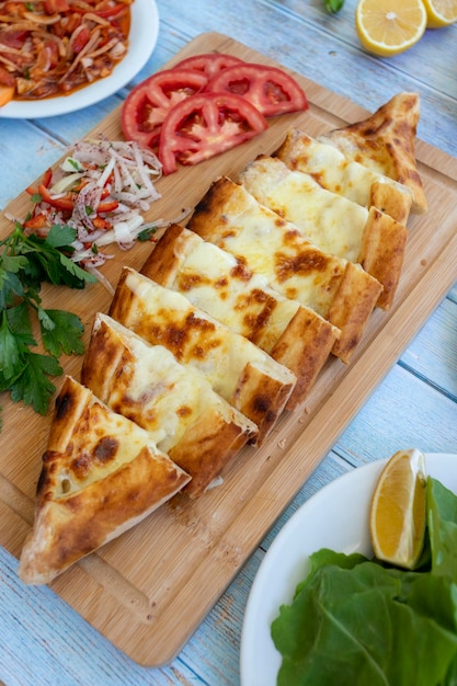 Pide turca con formaggio Kasarli pide