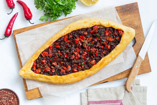 Pide turco tradizionale con carne. Cucina turca. Cibo nazionale.