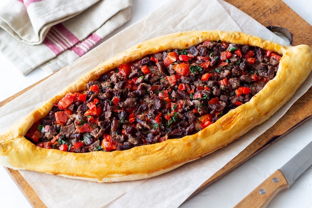 Pide turco tradizionale con carne. Cucina turca. Cibo nazionale.