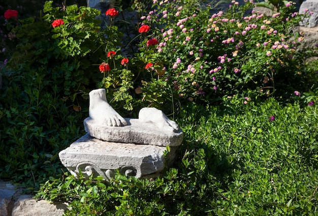 Piede della statua in rovina a Bodrum