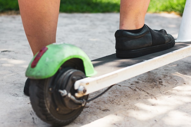 Piede di donna su scooter elettrico Città trasporto ecologico alternativo concetti di pendolarismo