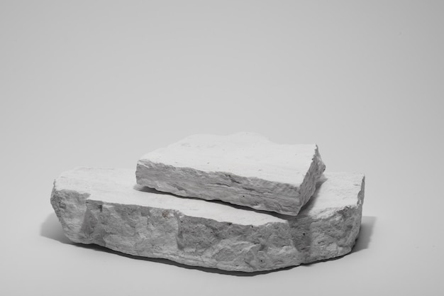 Piede piatto in pietra, modello bianco, sfondo banner, concetto di minimalismo, podio vuoto, esposizione, scena di presentazione del prodotto.