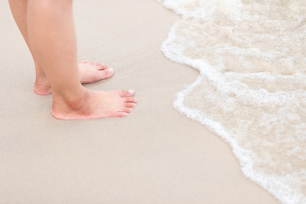 Piede sulla sabbia in spiaggia