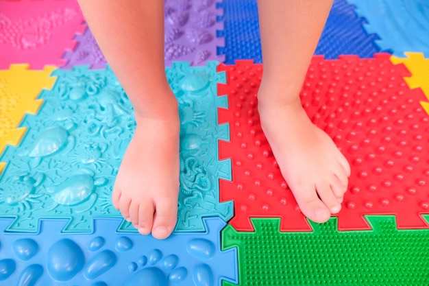 Piedi dei bambini su materassini ortopedici, prevenzione dei piedi piatti.