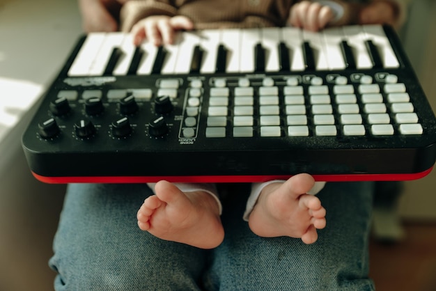 Piedi del bambino e concetto musicale del bambino del pianoforte