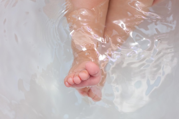 Piedi del bambino in bagno, vista dall'alto