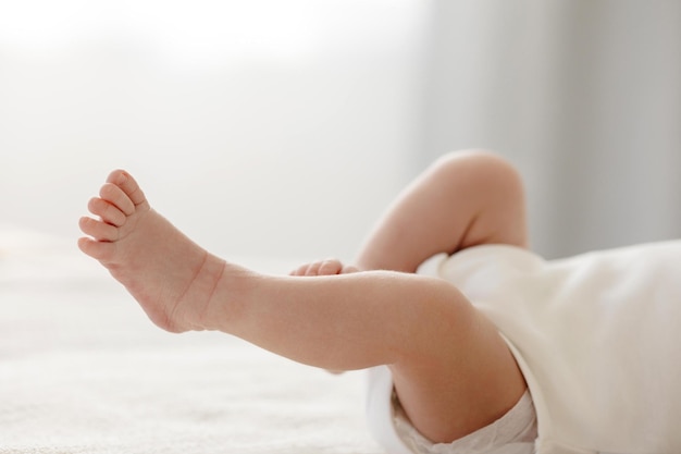 piedi del bambino in primo piano Piedi del neonato isolati su bianco lenzuolo dell'ospedale