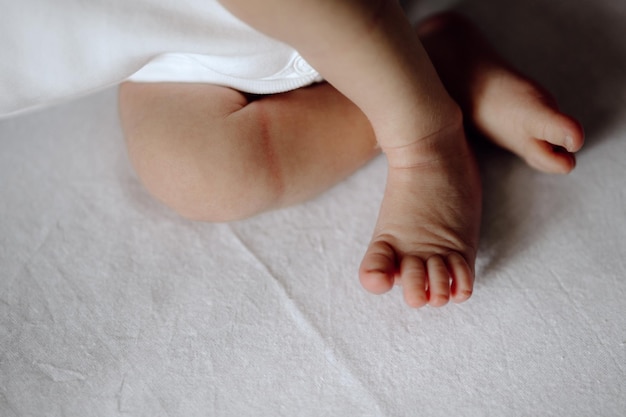 Piedi del bambino nel letto piedi del bambino