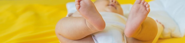 Piedi del bambino su sfondo giallo Messa a fuoco selettiva