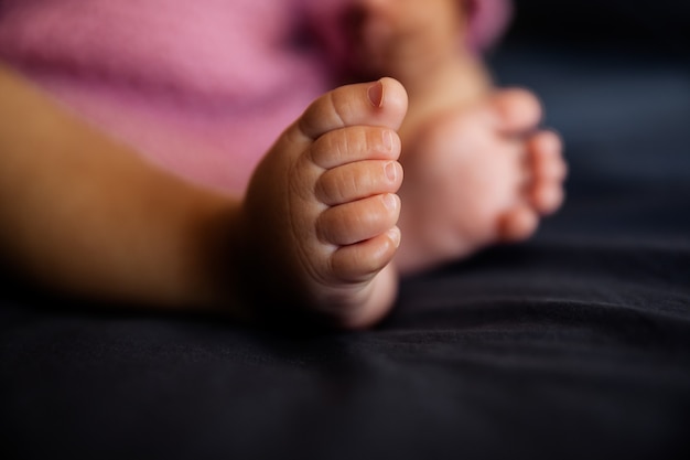 Piedi del bambino sul letto