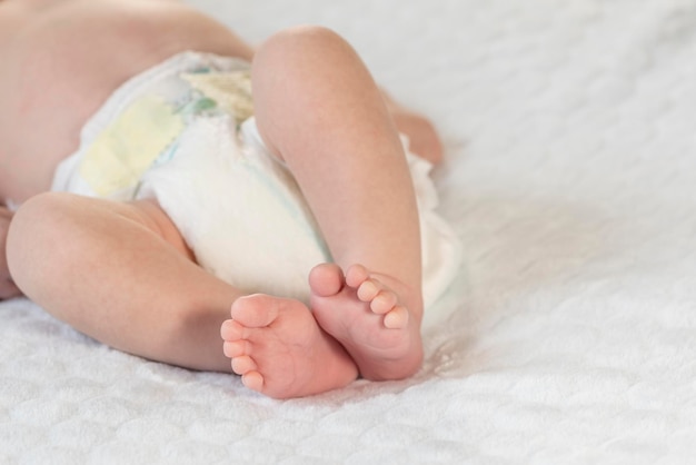 Piedi del neonato sulla coperta