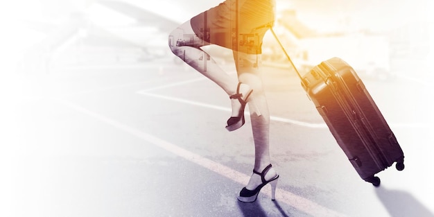 Piedi della donna di affari che esprimono felice sull'aeroporto