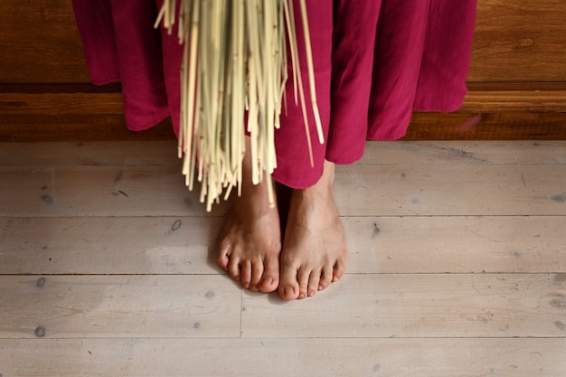 Piedi delle ragazze sul pavimento di legno