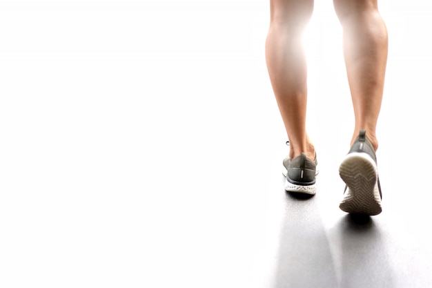 Piedi di atleta corridore in esecuzione su strada.