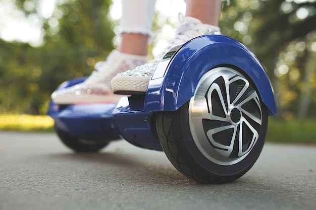 Piedi di donna su hoverboard