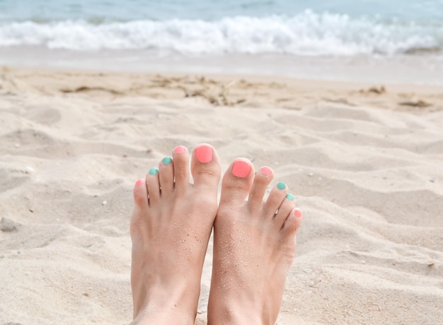 Piedi di donna sulla spiaggia