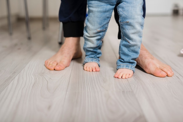 Piedi di padre e figlia