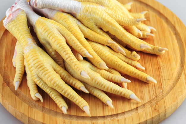 Piedi di pollo su uno sfondo bianco